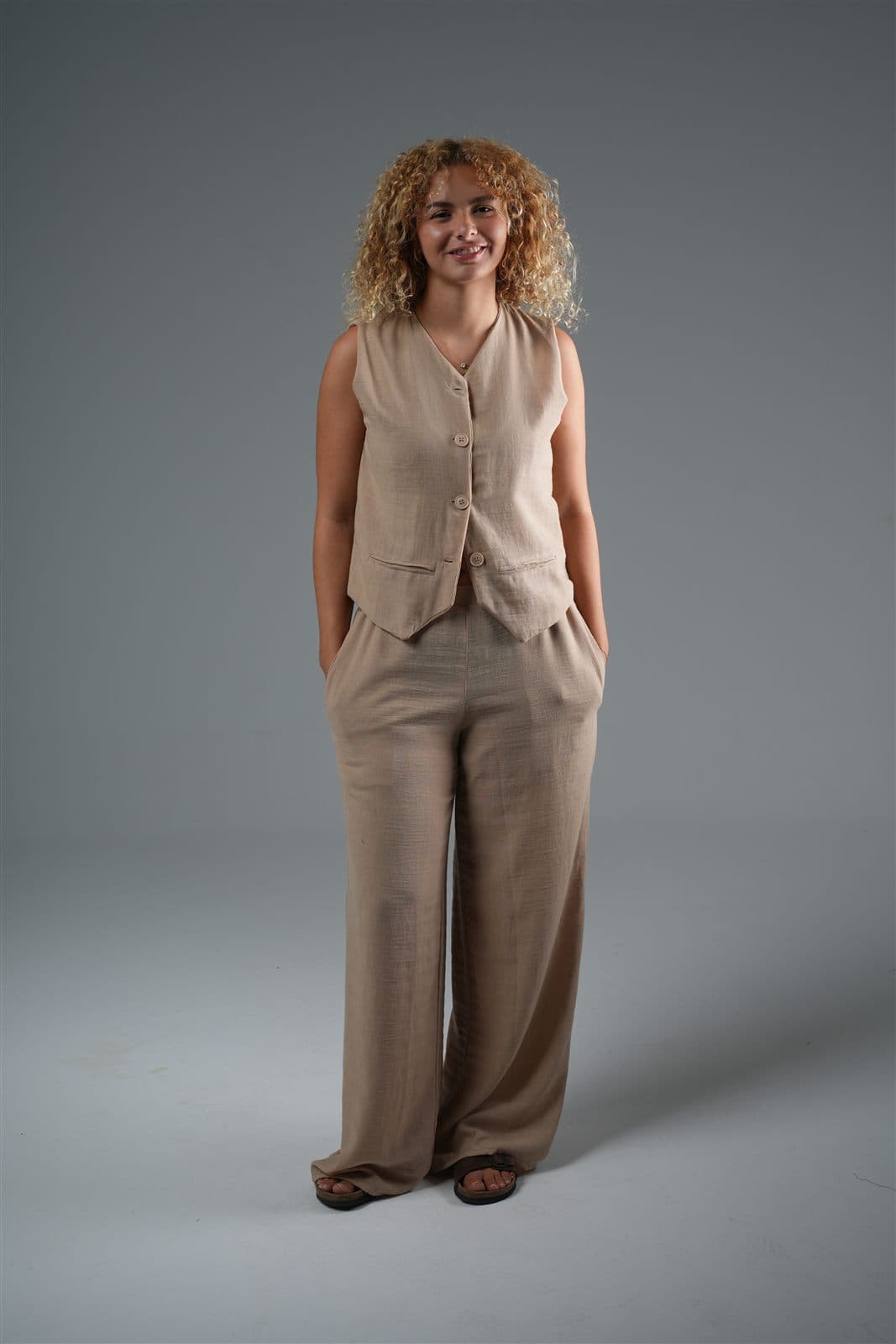 Look II: the beige Kattan linen waistcoat and wide trousers